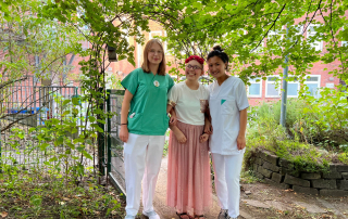 Pflegerinnen und die Patientin im Therapiegarten der Kinderklinik in Dortmund