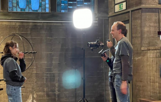 Schülerin des KSBK wird zu ihrer Meinung über das Projekt befragt