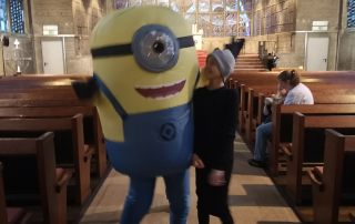 Der Minion bereitet den Kindern Freude
