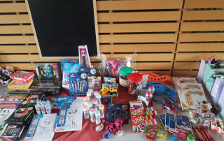 Geschenktisch - alles für die Kids